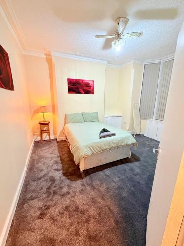 94 Spacious Private Room Walk to Station & Football Stadium Self Check-in, Quiet Area in Nottingham