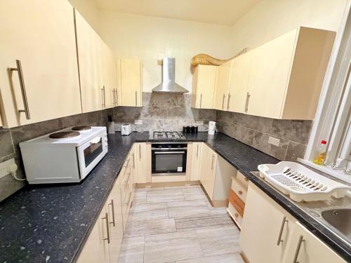 bucătărie, 94 Spacious Private Room Walk to Station & Football Stadium Self Check-in, Quiet Area in Nottingham