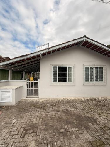 Casa a 100m Praia de Zimbros, Bombinhas – khách sạn tại Sertaozinho