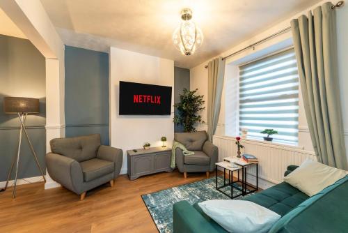 Modern house, sleeps up to 9 in 龐蒂浦