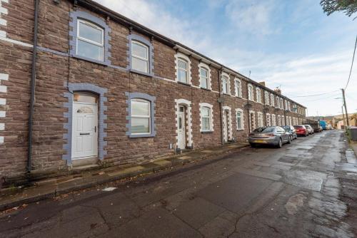 Modern house, sleeps up to 9 in 龐蒂浦