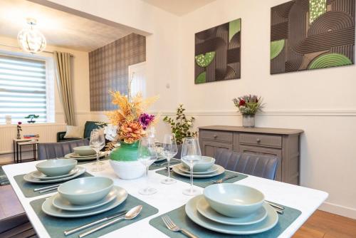 Modern house, sleeps up to 9 in 龐蒂浦