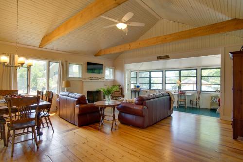Peaceful Long Pond Cottage with Dock and Views in 米德爾伯勒