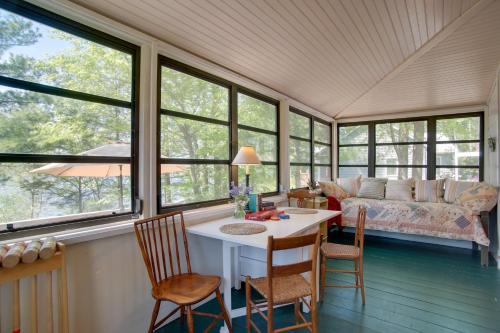 Peaceful Long Pond Cottage with Dock and Views in 米德爾伯勒