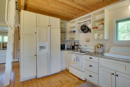 Peaceful Long Pond Cottage with Dock and Views in 米德爾伯勒