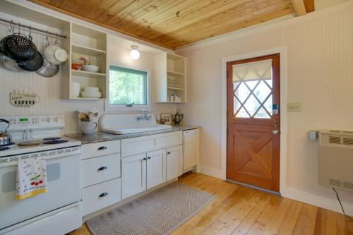 Peaceful Long Pond Cottage with Dock and Views in 米德爾伯勒