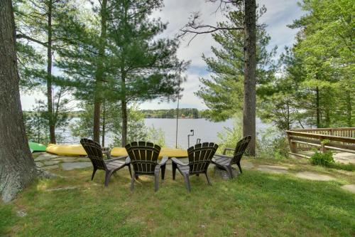 Peaceful Long Pond Cottage with Dock and Views in 米德爾伯勒