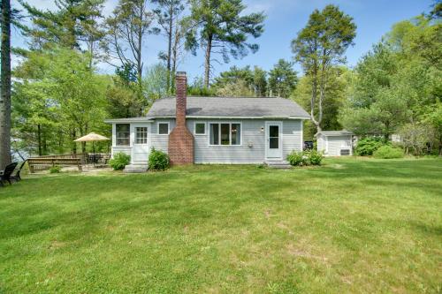 Peaceful Long Pond Cottage with Dock and Views in 米德爾伯勒