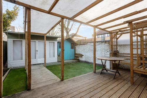 Luxe Dockside Apartment - image 13