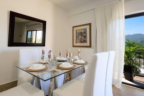 Cozy 2BD Condo Near Beach - image 4