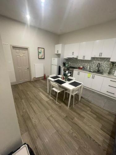 Cost Effective Stay in Core Downtown Queen-King St-Self Checkin & Free Wifi in Dufferin Grove