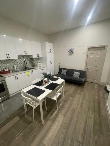 Cost Effective Stay in Core Downtown Queen-King St-Self Checkin & Free Wifi in Dufferin Grove