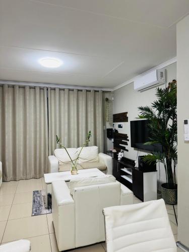 Ruang bersama/area TV, Graceful Getaway Air B&B in Rundu