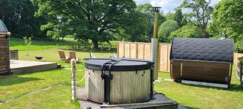 Karstais baseins, The Mainstay Pod at Hidden Wood Glamping in Chapmanslade