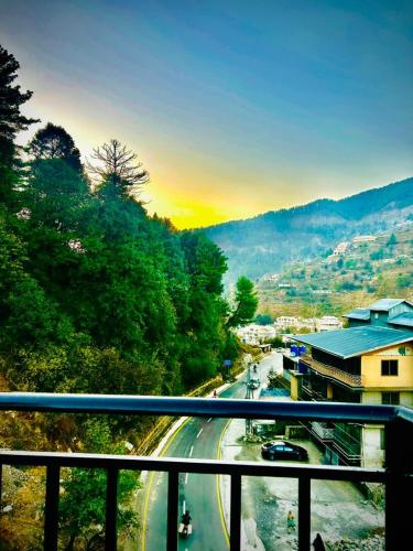 Deluxe Master Room with Private Terrace and Mountain View Askari Lodges Murree - image 4