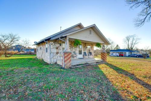 2 Mi to Stockton Lake: Family Home w/ Grill