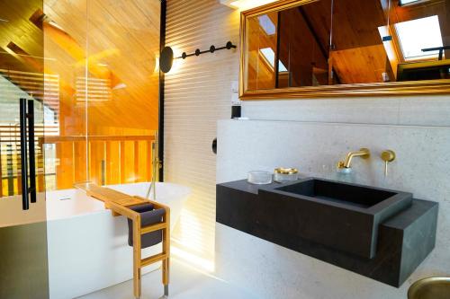 Fürdőszoba, Mănăstirii Chalet - Wood, Glass & Silence (Manastirii Chalet - Wood, Glass & Silence) in Pângăraţi