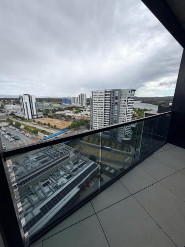 Belconnen Sky Luxe Apartment Free Parking in بلكونين