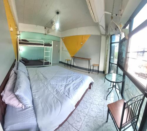 room detail thumbnail 1