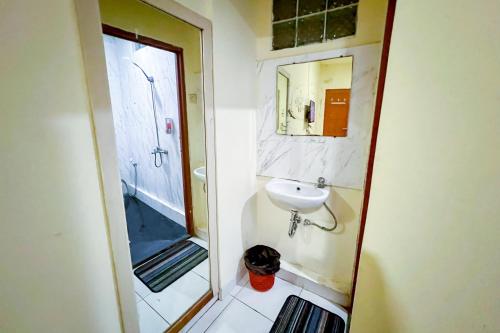 Taisir Residence Near Palmerah Mitra RedDoorz