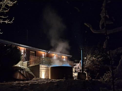 Ferienhaus 1000 Berge Winterberg Kamin & Whirlpool – khách sạn tại Hildfeld