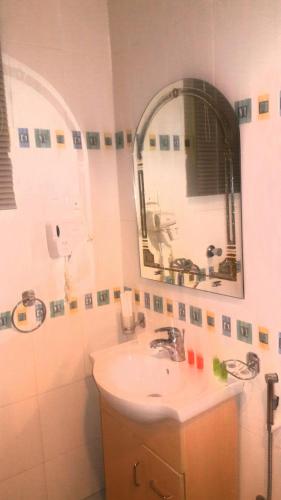 Bathroom, Rose Garden Hotel near King Abdullah Park