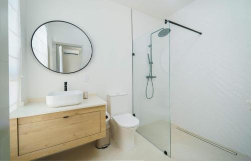 Beach 5min Elegant 3BR Pool Villa Near Holetown - image 3