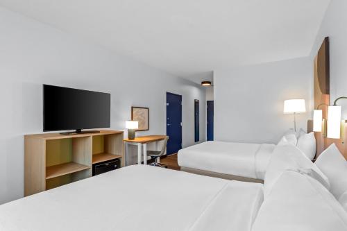 Quality Suites La Grange Room Type - Queen Room with Two Queen Beds and Mobility Accessible Tub