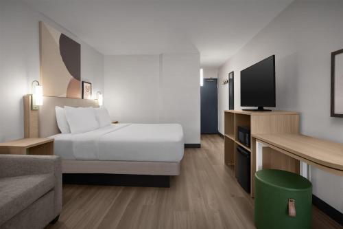 Spark by Hilton Denver East I 70 Room Type - King Room with Roll-In Shower - Mobility and Hearing Access