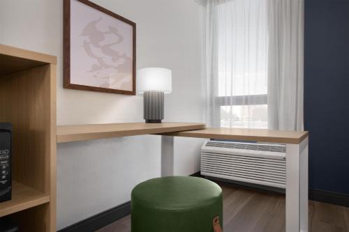 Spark by Hilton Denver East I 70 Room Type - King Room with Bath Tub - Mobility/Hearing Access