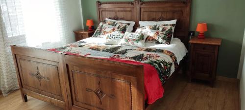 1 queen bed, 2 bunk beds