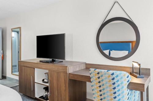 Hampton Inn Akron-Fairlawn - image 10