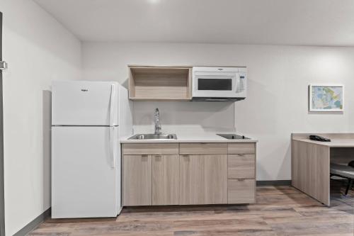WoodSpring Suites Wilmington Riverfront - image 4