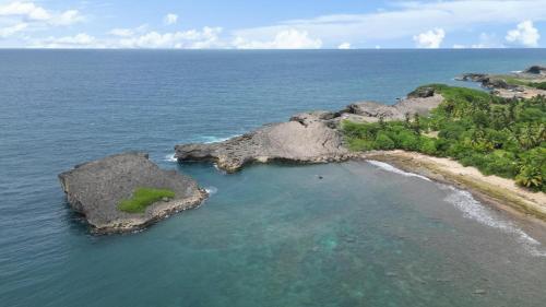 Casa La Cueva Apt 2 Boho Oceanfront House in Arecibo