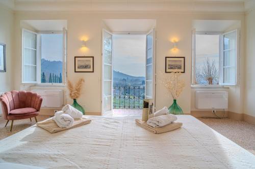 1 king bed, 2 sofa beds