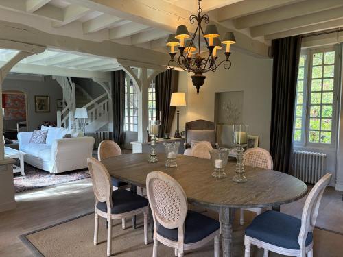 Spacieuse Maison dans domaine privatif, Beauval, Châteaux de La Loire - WIFI, 4 chambres, 4 SDB (Spacieuse Maison dans domaine privatif, Beauval, Chateaux de La Loire - WIFI, 4 chambres, 4 SDB) in Pierrefitte-sur-Sauldre
