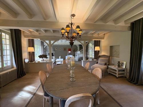 Spacieuse Maison dans domaine privatif, Beauval, Châteaux de La Loire - WIFI, 4 chambres, 4 SDB (Spacieuse Maison dans domaine privatif, Beauval, Chateaux de La Loire - WIFI, 4 chambres, 4 SDB) in Pierrefitte-sur-Sauldre