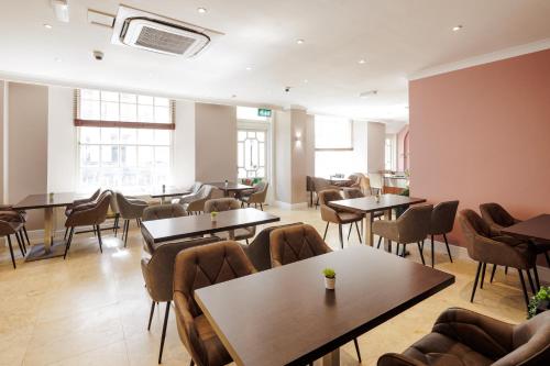 Restaurace, Queens Park Premier London Hyde Park in Londýn