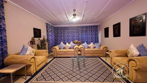 ห้องส่วนกลางสำหรับนั่งเล่น/ดูทีวี, uPhondo Lodge in บูลาวาโย