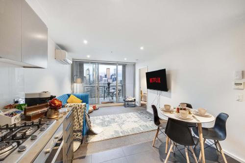Waterfront Apt with Pool & Views Free Onsite Parking Gym Library, Melbourne