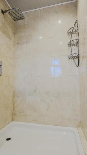Shower, Wild Valley Bunkhouse in Llanrhaeadr-ym-Mochnant