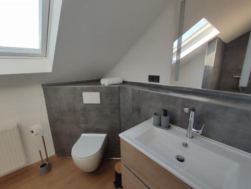 Bathroom, Ferienhaus Franzi mit Grill, Garten und Terrasse in Grebenhain