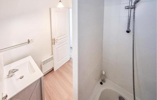 1 Bedroom Amazing Apartment In Carnac - image 4