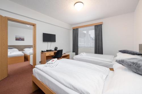4 twin beds