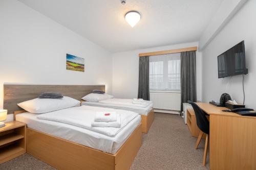 2 twin beds
