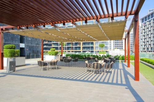 Silk Valley - Luxury St in Meydan with Pool Access and Balcony 10 Min to Downtown - image 7