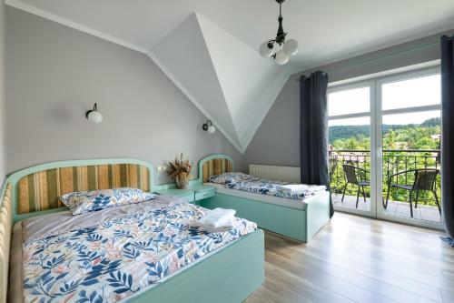 1 double bed, 1 twin bed