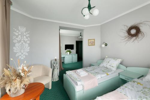 1 double bed, 2 twin beds