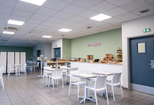 Food and beverages, Comfort Aparthotel Toulouse Métropole in Casselardit