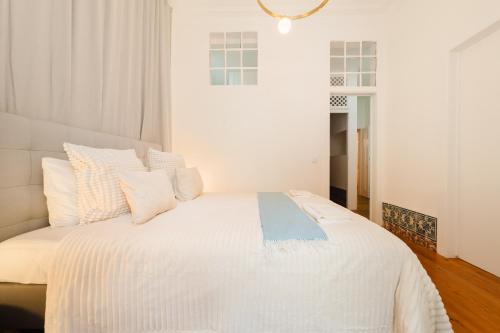 Heart of Lisbon Luxe Stay for 10 - image 4